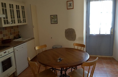 Pomas Apartment | MANSION IN TRANSFORMING GITE