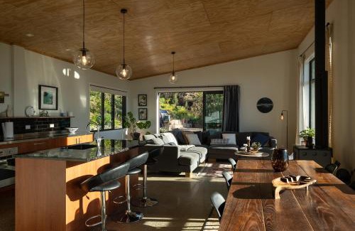 Careys Bay House | Manu Heights Retreat