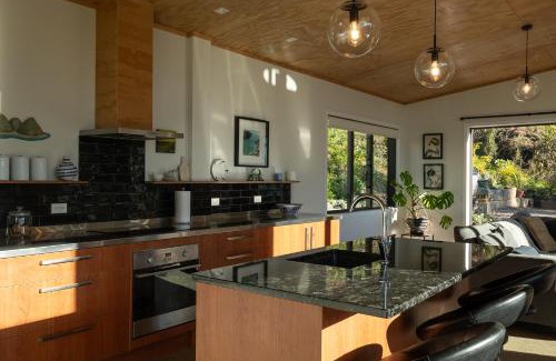 Careys Bay House | Manu Heights Retreat