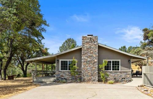 Mariposa House | Manzanita Hill-35 miles to Yosemite, 10 miles to Mariposa with 8 person spa