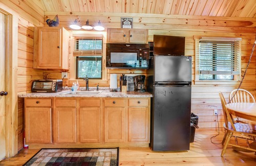 White Haven Cabin | Maple Leaf Charming log cabin in the woods
