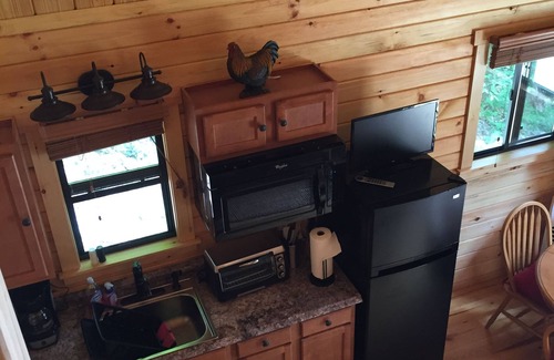 White Haven Cabin | Maple Leaf Charming log cabin in the woods