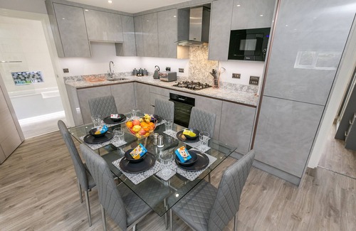 Reading Apartment | Maple Lodge - 3-Bed Duplex with Garden & Parking