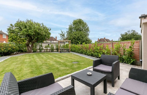 Reading Apartment | Maple Lodge - 3-Bed Duplex with Garden & Parking