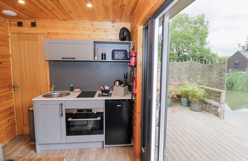 Thorpe Cottage | Maple Lodge at Bridge Lake Farm & Fishery