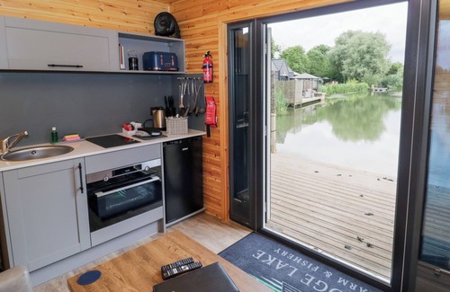 Thorpe Cottage | Maple Lodge at Bridge Lake Farm & Fishery