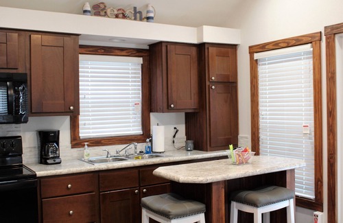 City-by-the Sea Cabin | Maple Oak -Beautiful New Tiny Cottage - Perfect Family Getaway