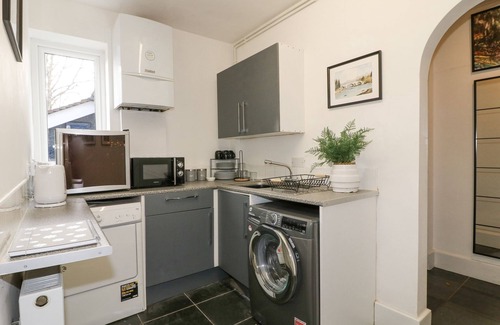 Marlpool Cottage | MAPLES ANNEX, pet friendly, with pool in Heanor