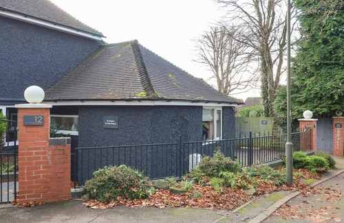 Marlpool Cottage | MAPLES ANNEX, pet friendly, with pool in Heanor