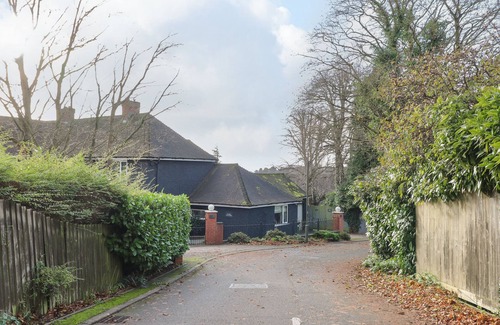 Marlpool Cottage | MAPLES ANNEX, pet friendly, with pool in Heanor