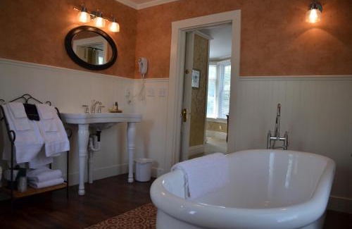 Saugatuck Bed & Breakfast | Maplewood Hotel