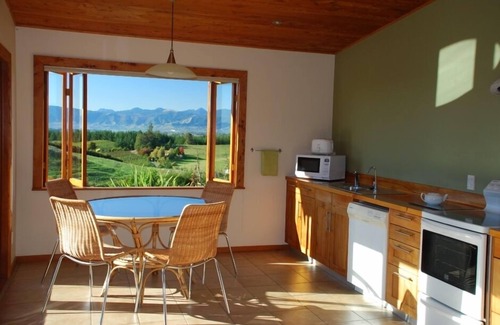 Upper Moutere Cottage | Mapua Heights Cottage; 'a gem among gems'