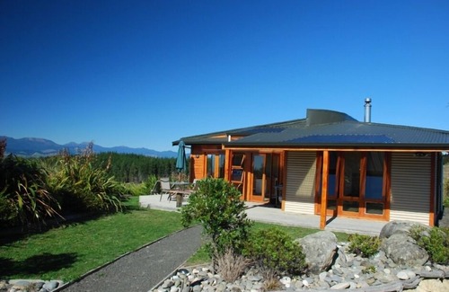 Upper Moutere Cottage | Mapua Heights Cottage; 'a gem among gems'