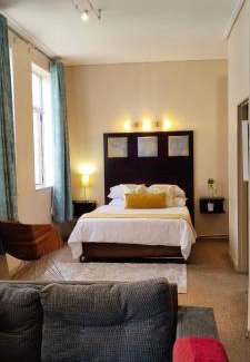 Downtown Johannesburg Hotel | Mapungubwe Pop Champagne hotel apartments