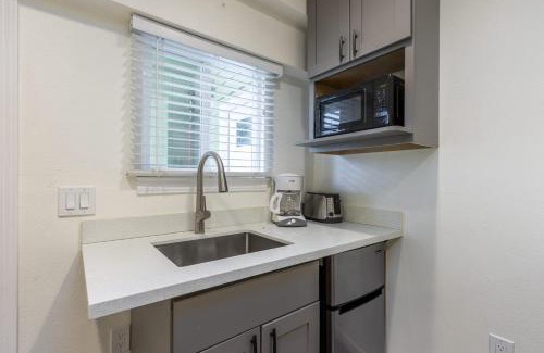 North Central House | @ Marbella Lane - Adorable and Quiet Studio