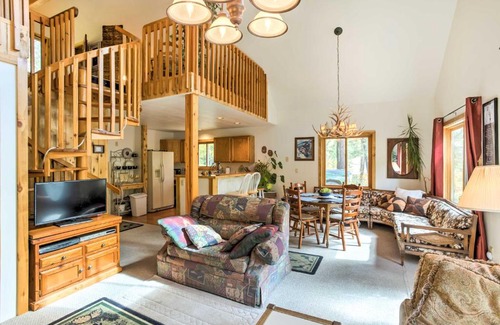 Marble House | Marble Hideaway Cabin with Mountain Views and Deck!