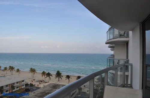 Sunny Isles Beach Apartment | Marenas 2 Bed 907