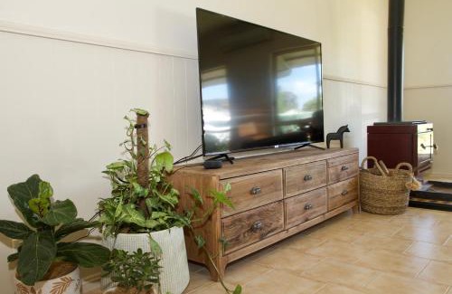 Little Hartley House | Marigold Cottage, A Blue Mountains Oasis- Spacious, Views & Kangaroos