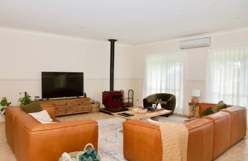 Little Hartley House | Marigold Cottage, A Blue Mountains Oasis- Spacious, Views & Kangaroos