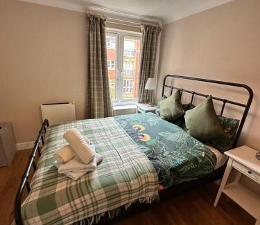 Castle Apartment | Marina Flat, Swansea - Perfect Location