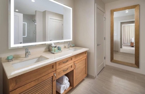 Holmes Beach Hotel | Marina-Side 2BR Haven – Walk to Beach, Fully Equipped Kitchen