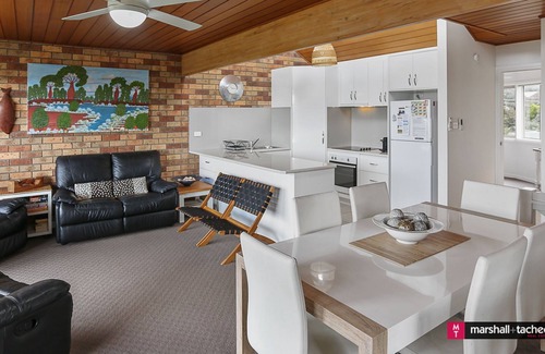 Bermagui Apartment | Marina Townhouse - 1/6 Wapengo Street- Walk to beach and river