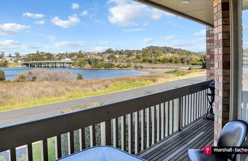 Bermagui Apartment | Marina Townhouse - 1/6 Wapengo Street- Walk to beach and river