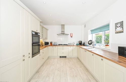 East Wittering Cottage | Marine House by inspirestays.com - a cottage that sleeps 9 guests in 5 bedrooms