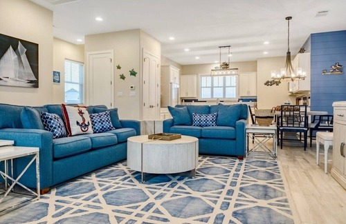 Kingsland House | Mariner's Manor-Lakefront w/Pool & Boat Lift