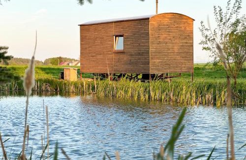 Sedlec Apartment | Maringotka na kraji rybníka