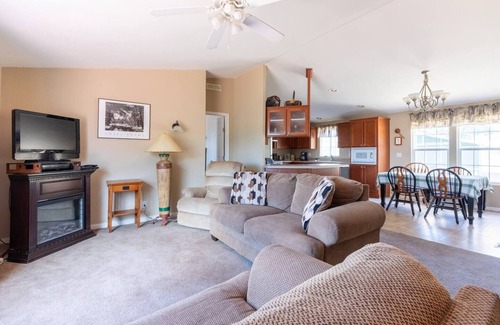 Mariposa House | Mariposa Ridge Retreat close to town amenities and Yosemite Park. Deck hot tub.