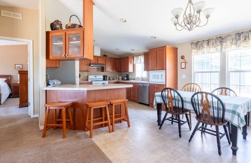 Mariposa House | Mariposa Ridge Retreat close to town amenities and Yosemite Park. Deck hot tub.