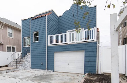 Long Beach House | Market Place Spacious Blue-Long Beach Home