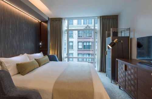 Midtown Resort | Marriott's Vacation Club Pulse, NYC King Guest Room (City View)