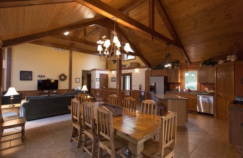 The Galena Territory House | Marvelous Home Away From Home, 4 + 5 Bdr Nxt Dr - Lrg Group Gathering -With Hot Tubs