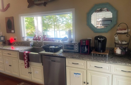 Livingston Apartment | Marvelous Master on the Water at Lake Anna with Tv and Full Bathroom