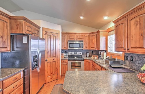 Victor House | Mary Ann's Mountain Maison - ski 3 resorts; garage; walk to town