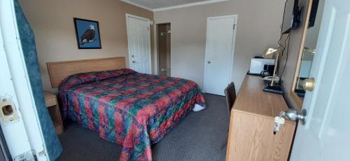 Golden Hotel | Mary's Motel