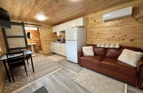 Woodbine Cabin | Mason Hollow Hideaway Cozy cabin with WiFi and AC in peaceful Whitley County KY