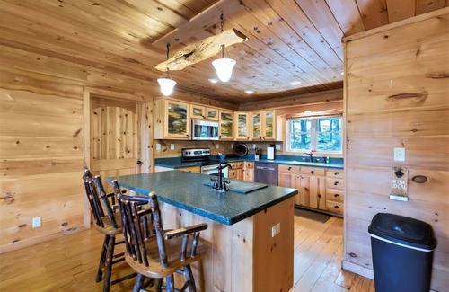 Seneca House | Massive Lake Keowee Knox Campground Cabin