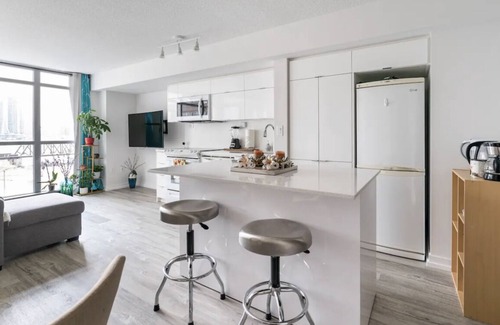 CityPlace Bed & Breakfast | Master bedroom in Downtown Toronto, best location near CN tower