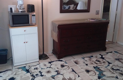 Country Place Bed & Breakfast | Master BR private full bath,private entrance, exlusive use of pool, safe, quiet!