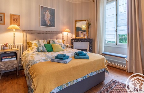 Faye-d'Anjou Bed & Breakfast | Master's House with Pool in Anjou's Wine Route