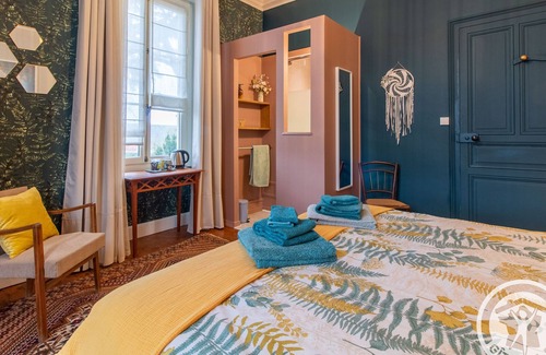 Faye-d'Anjou Bed & Breakfast | Master's House with Pool in Anjou's Wine Route