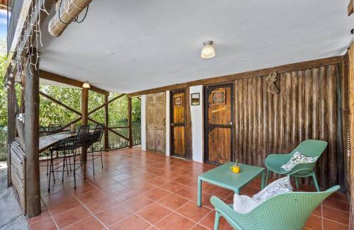 Matapalo House | Matambú Ranchita Charming & Rustic with Shared Pool
