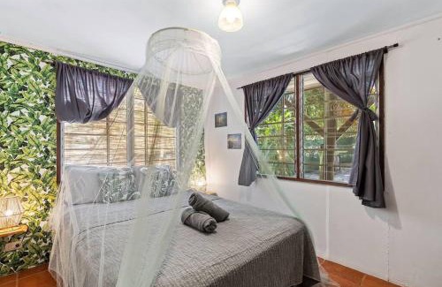 Matapalo House | Matambú Ranchita Charming & Rustic with Shared Pool