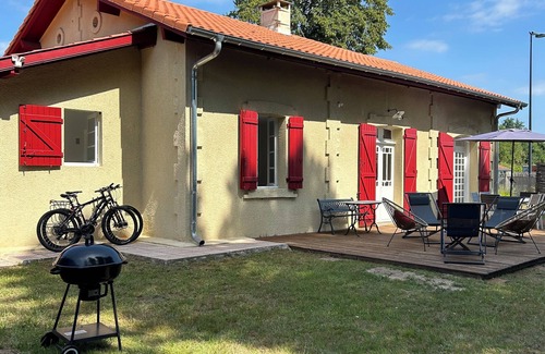 Leon House | MATOUNE pleasant, 4/6 person house near Lake Leon