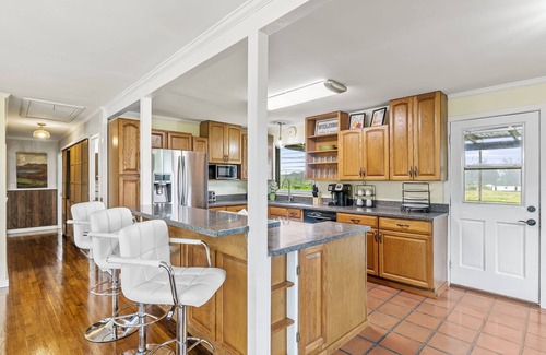 Punaluu House | Mau Loa Hale: Perfect Location 5 Acres Walk to Bch! Open concept! Breeze & Views