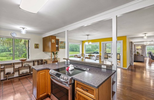 Punaluu House | Mau Loa Hale: Perfect Location 5 Acres Walk to Bch! Open concept! Breeze & Views