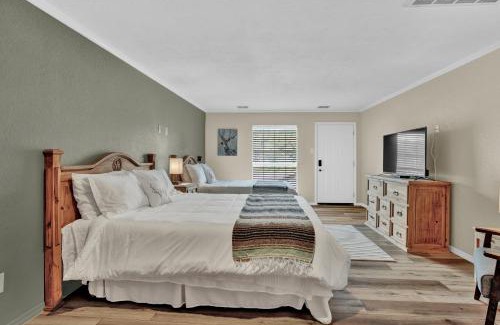 Canyon Lake Hotel | Maven's Inn & Grill